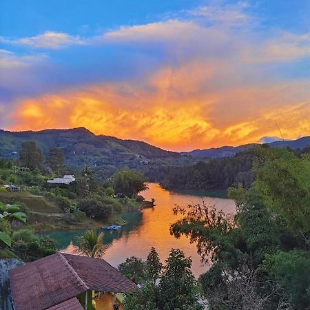 Descanso Bajo La Piedra Del Penol Guatapé Exterior foto